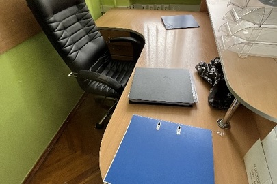 Крісло офісне чорного кольору, на колесах, б/в