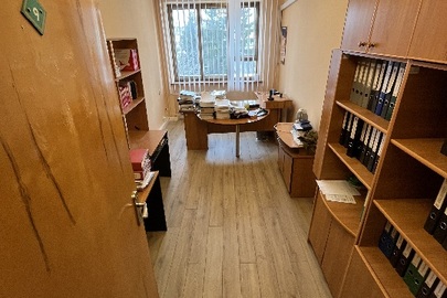 Комплект офісних меблів б/в: стіл, тумба, шафа з полицями, шафа для одягу