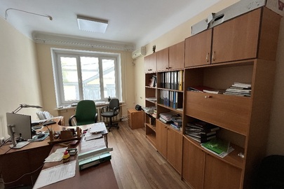 Комплект меблів для офісу: стіл, шафа з полицями, шафа для одягу, б/в