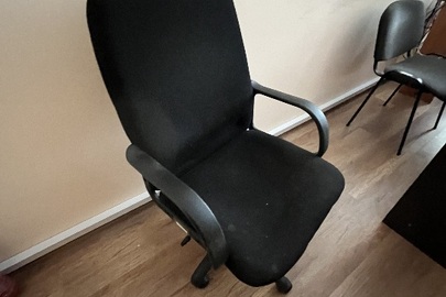 Крісло офісне м’яке, широке чорного кольору, б/в