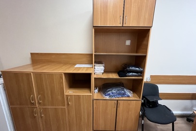 Комплект меблів для офісу б/в: стіл письмовий 2 од, тумби приставні з шухлядами 2 од, шафа з полицями 2 од, шафа для одягу 1 од, комод