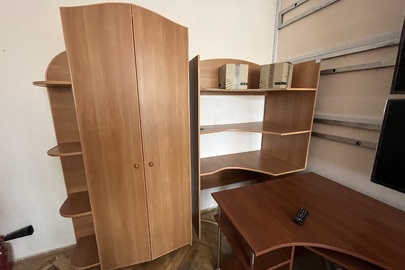 Комплект меблів для офісу б/в: стіл офісний 2 од., шафа з дверцятами та полицями 2 од. шафа для одягу 1 од.
