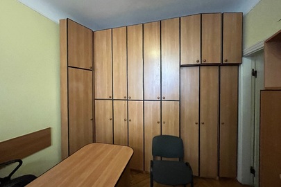 Комплект офісних меблів б/в: стіл письмовий 3 од., стінка з вузькими дверцятами, шафа з полицями