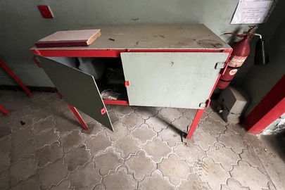 Стіл металевий з дверцятами б/в, 3 од.