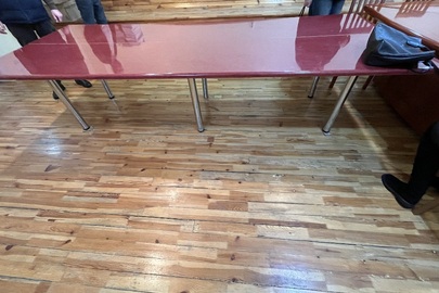 Конференц - стіл, на металевих ніжках б/в, ширина 1,2 м., довжина 3,1 м.