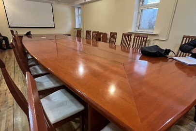 Конференц-стіл, дерев’яний, лаковий, б/в ширина 1,8 м, довжина 5 м.