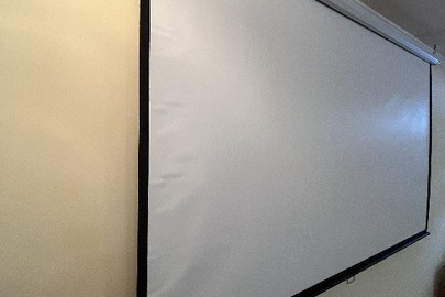 Проекційний екран б/в, довжина 2,34 м, ширина 1,4 м
