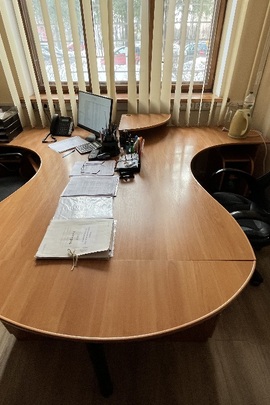 Комплект меблів для офісу б/в: стіл письмовий 2 од.