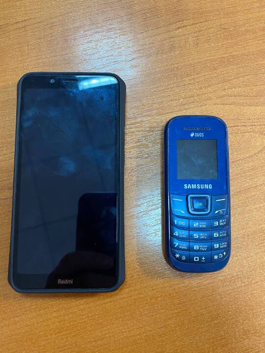 Телефон марки SAMSUNG з сім-карткою та телефон марки Redmi 7А з сім карткою, чохлом марки PIXEL Xiaomi Redmi 7А Spigen