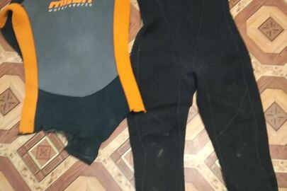 Гідрокостюм, чорного кольору з помаранчевими вставками, складається з штанів та куртки, у незадовільному стані, б/в