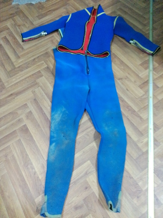 Гідрокостюм синього кольору, який складається із штанів та куртки у незадовільному стані, бувший у користуванні