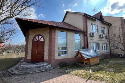 Садовий будинок з господарськими будівлями та спорудами, загальною площею 140,3 кв.м., житловою площею 76,9 кв.м., що знаходиться за адресою: Київська обл., Обухівський р-н, сщ/рада Козинська, база відпочинку «Червона Рута», буд. 5
