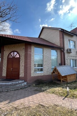 Садовий будинок з господарськими будівлями та спорудами, загальною площею 140,3 кв.м., житловою площею 76,9 кв.м., що знаходиться за адресою: Київська обл., Обухівський р-н, сщ/рада Козинська, база відпочинку «Червона Рута», буд. 5