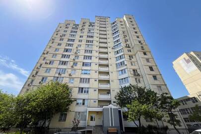 Однокімнатна квартира, загальною площею 43,0 кв.м., житловою площею 18,0 кв.м., що знаходиться за адресою: м. Київ, вул. Ернста, буд. 6, кв. 114