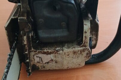Конфіскація за вироком суду: бензопила марки "Stihl" в оранжевому корпусі із шиною та ланцюгом, б/в