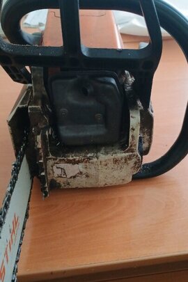 Конфіскація за вироком суду: бензопила марки "Stihl" в оранжевому корпусі із шиною та ланцюгом, б/в