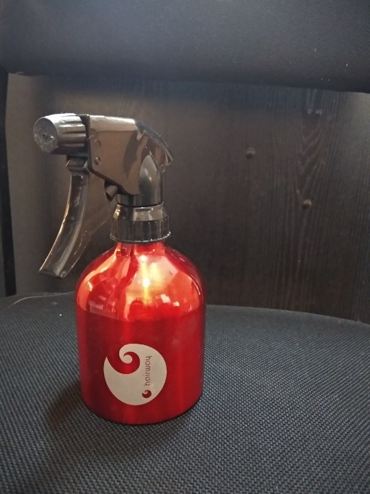Розпилювач  чевоного кольору