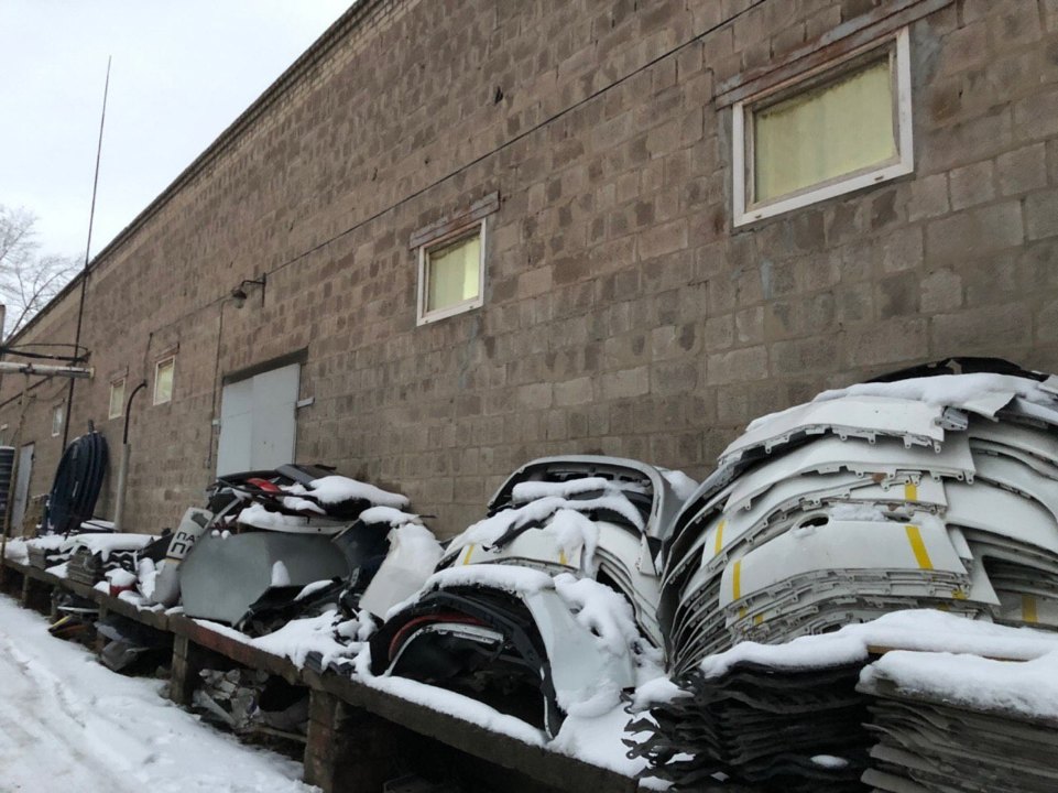 Виробничі будівлі: літ Д-1 (поз. 3-8) заг. пл.746.6 кв.м. та літ. Х-1 заг. пл.497.0 кв.м., за адр: Дніпр. обл., м. Дніпро, вул. Берегова, буд. 153Б, які розташ. на 2 зем. діл, к.н.: 1210100000:01:205:0031 пл.0.1467га; 1210100000:01:205:0026 пл.0.0936га