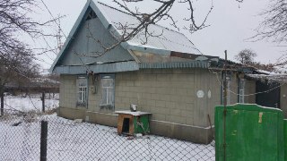 Домоволодіння: Житловий будинок  загальною площею 39.8 кв.м.,  з господарчими будівлями, за адресою: Дніпропетровська обл.,  Верхньодніпровській р-н.,  смт. Новомиколаївка, вул. Кленова (Дімитрова), буд. 10 