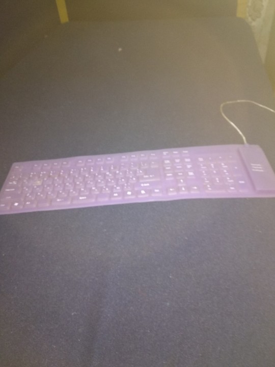 Гумова клавіатура, білого кольору