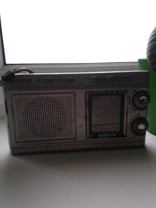 Радіо сірого кольору КІРО модель КВ-АС808