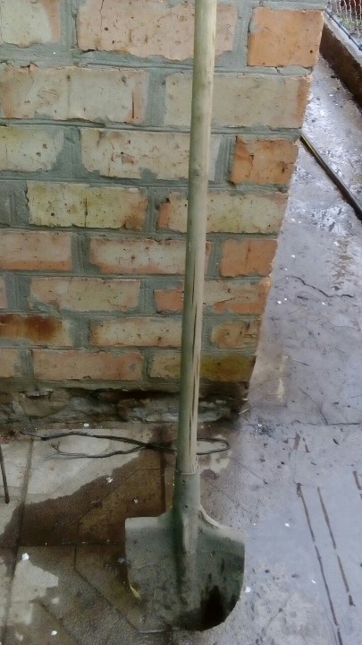 Штикова лопата з дерев'яним держаком та 15 мішків з полімерних матеріалів, заповнені піском загальною вагою 934 кг