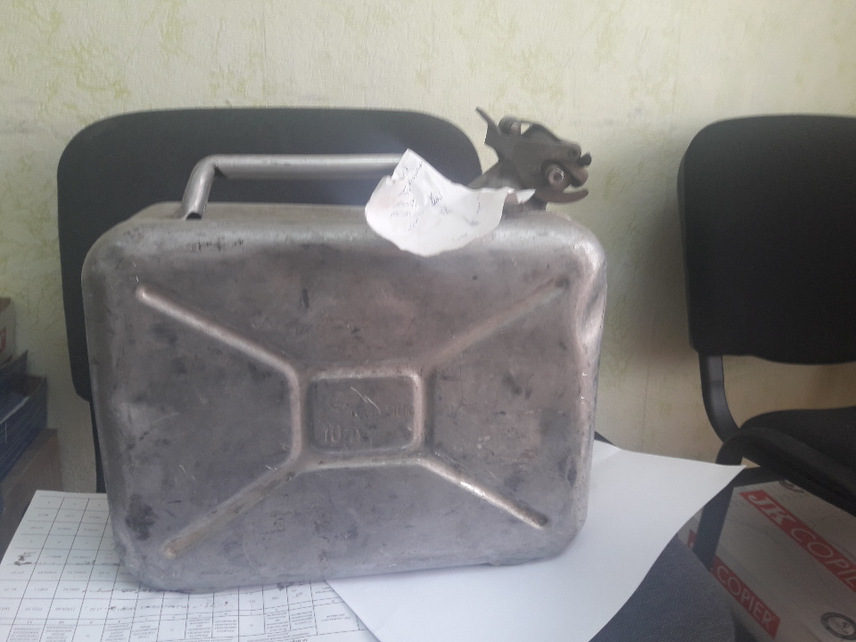 Металева каністра об'ємом 10 літрів