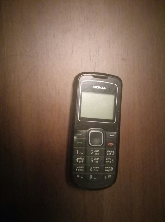 Мобільний телефон Nokia, чорного кольору, цифровий фотоапарт Samsung, сірого кольору, електричний чайник