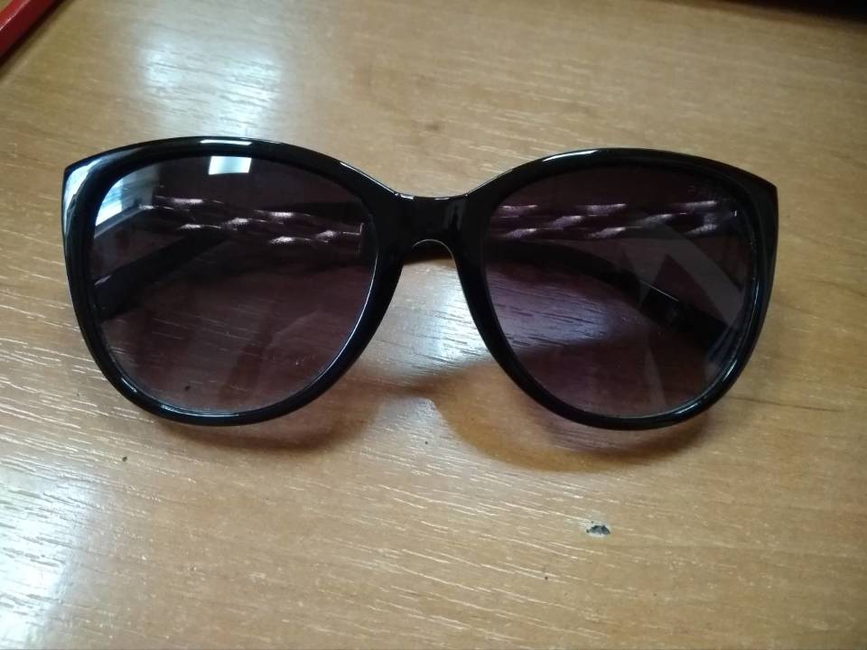 Сонцезахисні окуляри фірми  Prius чорного кольору з золотистими вставками