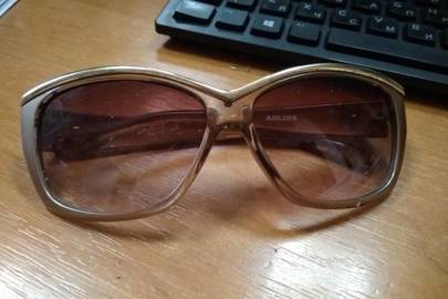 Сонцезахисні окуляри фірми  Aolise золотого кольору