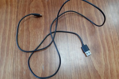 USB  шнур чорного кольору
