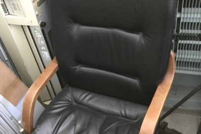 Крісло офісне чорного кольору на колесах,  стільці офісні 