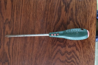 Викрутка  обладнана зеленою ручкою, довжиною 259 мм