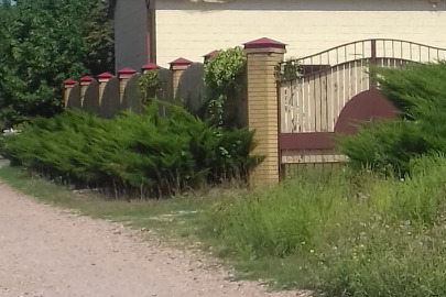 Гараж реєстраційний номер 891490814141 заг. пл. 32 кв.м,  розташований на зем. ділянці заг. пл. 0.01 га  реєстр. номер 212318714141 за адресою: Донецька обл., м. Слов'янськ, вул. Цілинна 102а