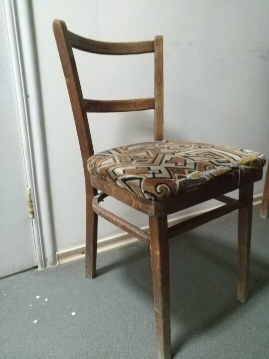 Дерев'яний стілець