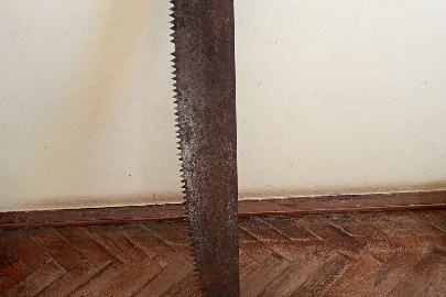 Конфіскація майна за рішенням суду: ручна пила для дерева, сірого кольору, металева, б/в