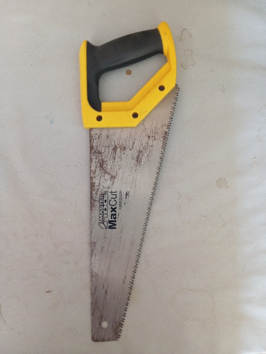 Ручна ножівка по дереву  з написом на металевому полотні 