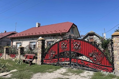 1/9 житлового будинку з надвірними будівлями, загальною площею 66.6 кв.м. та земельної ділянки, площею 0.25 га., кадастровий №6125085200:02:001:0098, що знаходиться за адресою: Тернопільська область, Тернопільський район, с. Ласківці, вул. Центральна, 284