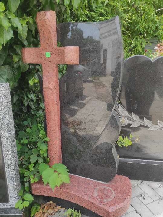 Гранітний пам’ятник чорного кольору з додатковим хрестом червоного кольору (без гравіювання),комплект надгробний чорного кольору та бетонна плитка у к-сті 10шт.