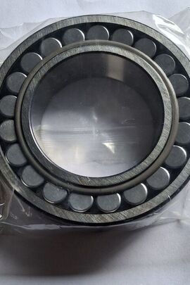 Новий підшипник, що упаковано в поліетиленовий пакет та паперову коробку з написом на коробці "SKF"-1 шт.