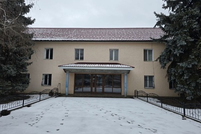 Адміністративна будівля, що розташована за адресою: Одеська область, Біляївський район, с. Яськи, вул. Леніна, буд. 7 (колишня адреса: Одеська область, Біляївський район, с. Яськи, вул. Леніна, буд.8).