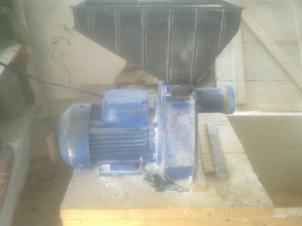 Електромлин синього кольору