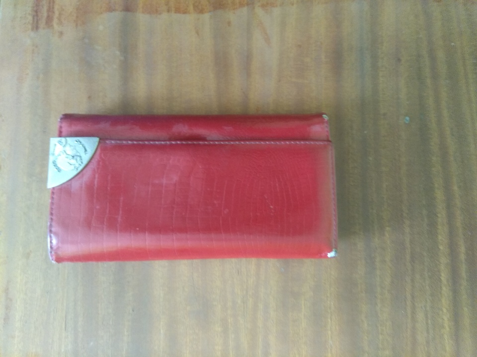 Жіночий гаманець червоного кольору з написом 