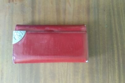 Жіночий гаманець червоного кольору з написом "CHANEL"