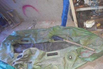 Надувний двомісний гумовий човен з двома веслами та дві риболовних сітки розміром 50 м. кожна