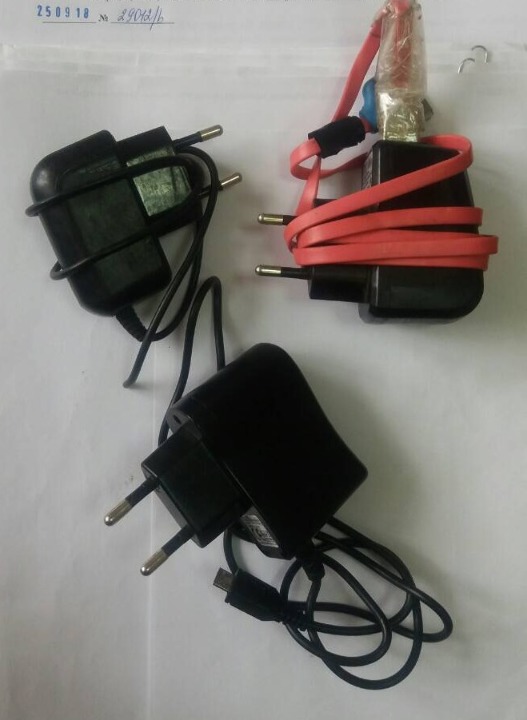 Три зарядних пристрої до мобільних телефонів