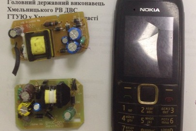 Мобільний телефон "NOKIA" та дві плати до зарядних пристроїв