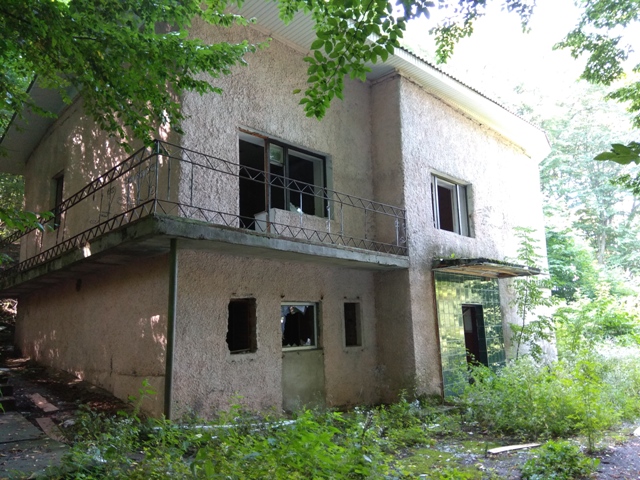 ІПОТЕКА: майновий комплекс загальною площею 466,9 м.кв. та стаціонарні малі архітектурні форми загальною площею 70,0 м.кв., що знаходяться за адресою: Хмельницька область, м.Красилів, вул.Лісова,1 та вул.Лісова, 1Б