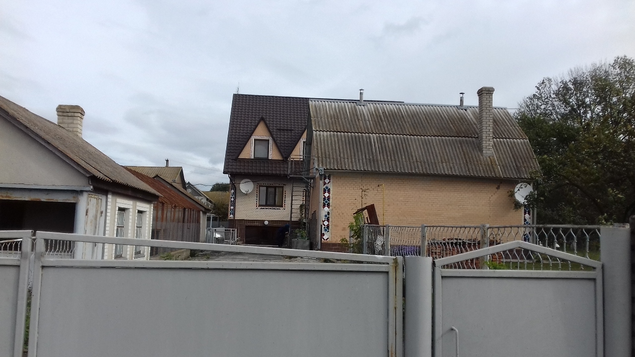 ІПОТЕКА: житловий будинок загальною площею 259,6 м.кв. з надвіними будівлями та земельна ділянка площею 0,2500 га., кадастровий номер:6824484000:01:001:0004, що знаходяться за адресою: Хмельницька обл., Старосинявський р-н, с.Нова Синявка, вул.І.Франка, 9