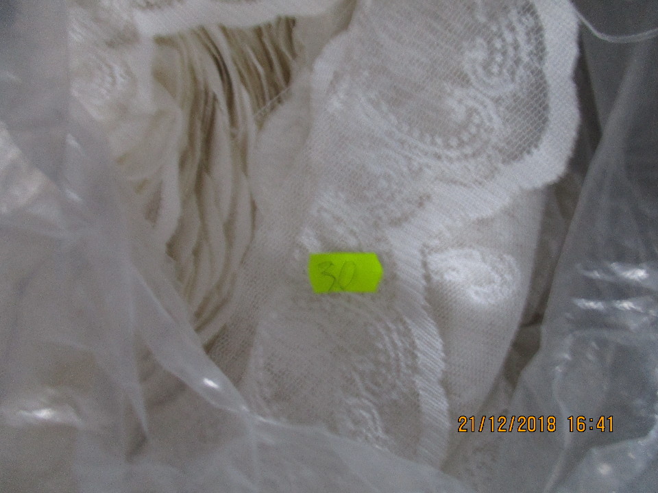 Мереживне трикотажне полотно основов’язаного переплетення білого кольору, виготовлене з ниток поліефіру (100%), тюль